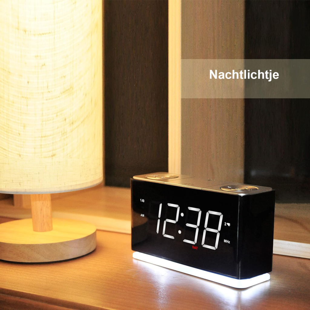 Wekkerradio met digitaal display, dimmerbediening, slaap- en radiotimer en back-up batterij in compact formaat voor nachtkastje.