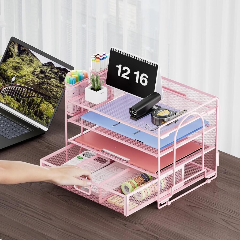 Roze bureau organizer met papierlades pennenhouders en bestandsrek voor A4 documenten met metaalgaas opbergsysteem voor kantoor en school