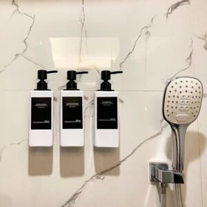 Shampoo dispenser wandmontage – Zeepdispenser douche met 3 vakjes – Conditioner en bodywash houder zonder boren – Inclusief waterdichte labels badkamer organizer