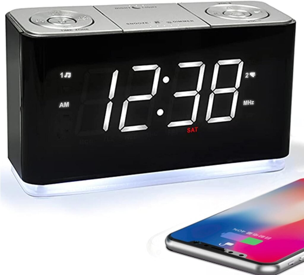 Wekkerradio met digitaal display, dimmerbediening, slaap- en radiotimer en back-up batterij in compact formaat voor nachtkastje.