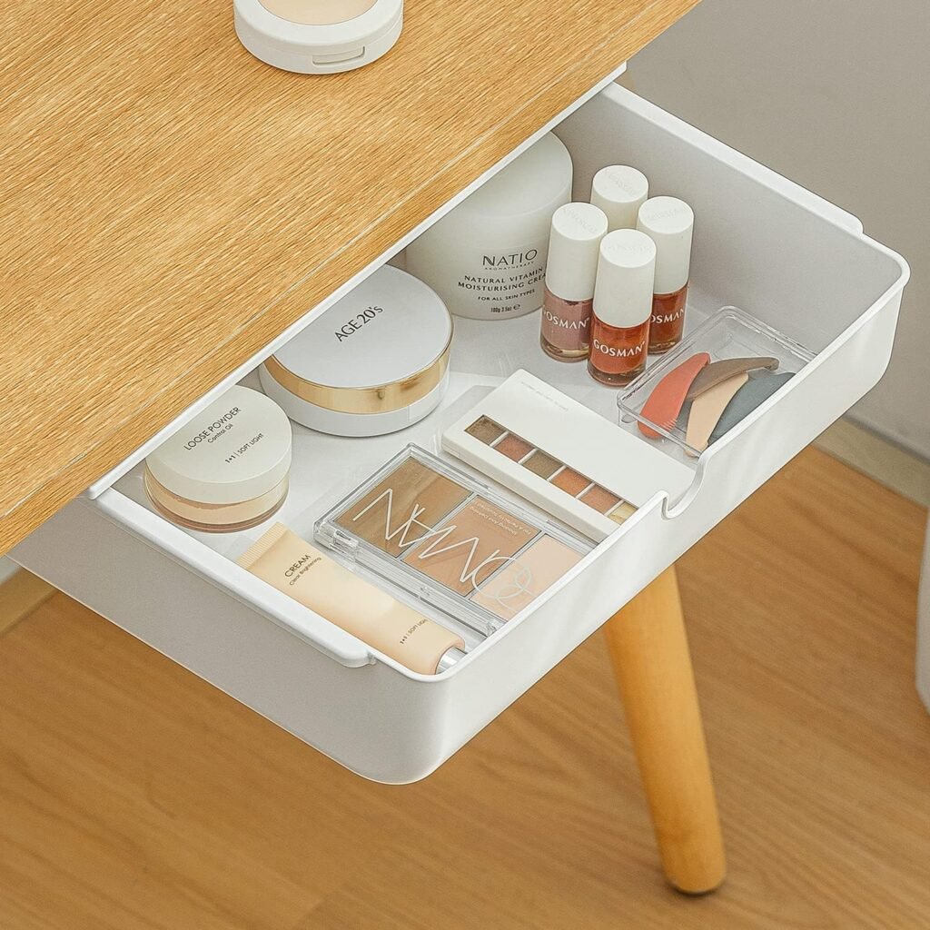 Lade onder bureau opbergbox zelfklevend - bureau organizer verborgen lade - kantoor opberglade wit - ruimtebesparende bureau opslagHoud je werkruimte georganiseerd en netjes met de zelfklevende opbergdoos onder het bureau. Deze verborgen ladebox biedt een slimme oplossing om kleine voorwerpen efficiënt op te bergen, zonder dat het ten koste gaat van de ruimte op je bureau. Dankzij het compacte ontwerp en de sterke kleefkracht kun je eenvoudig ongebruikte ruimtes onder bureaus, kasten, of andere meubels benutten. Hiermee behoud je een opgeruimd en efficiënt werkgebied, waardoor je productiviteit toeneemt. De zelfklevende ladebox is ideaal voor het opbergen van kantoorbenodigdheden, pennen, paperclips, documenten en andere kleine items die anders verspreid zouden liggen.  Voordelen van de opbergdoos Zelfklevend: Geen gaten boren, eenvoudig te installeren. Ruimtebesparend: Optimaliseer verborgen opbergruimtes. Eenvoudige installatie: Binnen enkele minuten geïnstalleerd zonder gereedschap. Geschikt voor verschillende oppervlakken: Past onder bureaus, kasten, en meer. Flexibele opbergruimte: Ideaal voor kantooraccessoires en kleine items. Duurzaam materiaal: Gemaakt van hoogwaardige ABS en PP. Grote capaciteit: Voldoende ruimte voor al je kleine spullen. Zelfklevend en eenvoudig te installeren  De opbergdoos onder bureau maakt gebruik van een sterk zelfklevend systeem, waardoor je geen gaten in de muur hoeft te boren. Dit bespaart tijd en voorkomt beschadigingen aan je meubels. Voor de installatie hoef je alleen maar het oppervlak schoon te maken, de beschermfolie van de kleefstrip te verwijderen en de lade op de gewenste plaats te bevestigen. Het is belangrijk om de doos 24 uur te laten uitharden voor een maximale kleefkracht. Deze eenvoudige installatie zorgt ervoor dat je geen professioneel gereedschap of ervaring nodig hebt, en je kunt meteen van je opgeruimde werkruimte genieten.  Ruimtebesparend ontwerp  De opbergdoos is ontworpen om kleine, vaak gebruikte voorwerpen zoals pennen, notities, paperclips en kabels te huisvesten, zonder dat het ten koste gaat van de ruimte op je bureau. Door de lade onder het bureau te installeren, creëer je extra opbergruimte zonder dat je waardevolle bureauruimte verliest. Dit ontwerp is perfect voor kleine werkruimtes waar elke centimeter telt, en biedt de mogelijkheid om een opgeruimde en efficiënte werkplek te behouden. Door deze verborgen opbergruimte gebruik je optimaal de verticale ruimte die anders ongebruikt blijft.  Duurzaam en sterk materiaal  De zelfklevende opbergdoos is vervaardigd uit hoogwaardig ABS en PP kunststof, materialen die bekend staan om hun uitstekende stabiliteit, duurzaamheid en weerstand tegen slijtage. Dit zorgt ervoor dat de doos jarenlang meegaat, zelfs bij intensief gebruik. De stevige materialen kunnen een belasting van maximaal 2 kg aan, waardoor je een breed scala aan kleine items kunt opbergen zonder je zorgen te maken over de belasting. Het gebruik van deze hoogwaardige materialen maakt de doos niet alleen sterk maar ook licht van gewicht, zodat hij eenvoudig te verplaatsen is wanneer dat nodig is.  Geschikt voor meerdere toepassingen  Deze zelfklevende organizer is veelzijdig en geschikt voor een breed scala aan toepassingen. Of je nu een bureau hebt, een kast, een woonkamer of een andere ruimte, deze opbergdoos kan op elk glad oppervlak worden bevestigd. Het maakt niet uit of je hem onder je bureau, in je kast of in je woonkamer plaatst - de ladebox biedt een flexibele oplossing voor het opbergen van verschillende soorten kleine voorwerpen. Dit maakt het een ideale keuze voor zowel thuis- als kantooromgevingen. Het discreet verborgen ontwerp zorgt ervoor dat je opbergruimte niet zichtbaar is en houdt alles netjes uit het zicht.  Inhoud van de verpakking 1 x Zelfklevende opbergdoos onder bureau 1 x Zelfklevende strip voor installatie 1 x Installatiehandleiding Product specificaties Externe afmetingen: Diepte 23,5 cm x Breedte 33 cm x Hoogte 8,5 cm Binnenafmetingen: Diepte 21,5 cm x Breedte 30 cm x Hoogte 7,5 cm Laadcapaciteit: Tot 2 kg Materiaal: Hoogwaardig ABS en PP Kleur: Wit Installatiemethode: Zelfklevend (geen boren vereist) Toepassing: Geschikt voor bureaus, kasten, planken en andere gladde oppervlakken Maak je werkruimte efficiënter en opgeruimd met de zelfklevende opbergdoos onder bureau. Bestel nu en benut elke beschikbare ruimte voor een georganiseerde werkplek!