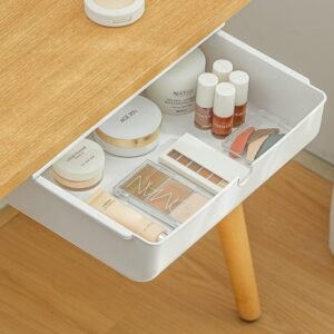 Lade onder bureau opbergbox zelfklevend – bureau organizer verborgen lade – kantoor opberglade wit – ruimtebesparende bureau opslagHoud je werkruimte georganiseerd en netjes met de zelfklevende opbergdoos onder het bureau. Deze verborgen ladebox biedt een slimme oplossing om kleine voorwerpen efficiënt op te bergen, zonder dat het ten koste gaat van de ruimte op je bureau. Dankzij het compacte ontwerp en de sterke kleefkracht kun je eenvoudig ongebruikte ruimtes onder bureaus, kasten, of andere meubels benutten. Hiermee behoud je een opgeruimd en efficiënt werkgebied, waardoor je productiviteit toeneemt. De zelfklevende ladebox is ideaal voor het opbergen van kantoorbenodigdheden, pennen, paperclips, documenten en andere kleine items die anders verspreid zouden liggen.  Voordelen van de opbergdoos Zelfklevend: Geen gaten boren, eenvoudig te installeren. Ruimtebesparend: Optimaliseer verborgen opbergruimtes. Eenvoudige installatie: Binnen enkele minuten geïnstalleerd zonder gereedschap. Geschikt voor verschillende oppervlakken: Past onder bureaus, kasten, en meer. Flexibele opbergruimte: Ideaal voor kantooraccessoires en kleine items. Duurzaam materiaal: Gemaakt van hoogwaardige ABS en PP. Grote capaciteit: Voldoende ruimte voor al je kleine spullen. Zelfklevend en eenvoudig te installeren  De opbergdoos onder bureau maakt gebruik van een sterk zelfklevend systeem, waardoor je geen gaten in de muur hoeft te boren. Dit bespaart tijd en voorkomt beschadigingen aan je meubels. Voor de installatie hoef je alleen maar het oppervlak schoon te maken, de beschermfolie van de kleefstrip te verwijderen en de lade op de gewenste plaats te bevestigen. Het is belangrijk om de doos 24 uur te laten uitharden voor een maximale kleefkracht. Deze eenvoudige installatie zorgt ervoor dat je geen professioneel gereedschap of ervaring nodig hebt, en je kunt meteen van je opgeruimde werkruimte genieten.  Ruimtebesparend ontwerp  De opbergdoos is ontworpen om kleine, vaak gebruikte voorwerpen zoals pennen, notities, paperclips en kabels te huisvesten, zonder dat het ten koste gaat van de ruimte op je bureau. Door de lade onder het bureau te installeren, creëer je extra opbergruimte zonder dat je waardevolle bureauruimte verliest. Dit ontwerp is perfect voor kleine werkruimtes waar elke centimeter telt, en biedt de mogelijkheid om een opgeruimde en efficiënte werkplek te behouden. Door deze verborgen opbergruimte gebruik je optimaal de verticale ruimte die anders ongebruikt blijft.  Duurzaam en sterk materiaal  De zelfklevende opbergdoos is vervaardigd uit hoogwaardig ABS en PP kunststof, materialen die bekend staan om hun uitstekende stabiliteit, duurzaamheid en weerstand tegen slijtage. Dit zorgt ervoor dat de doos jarenlang meegaat, zelfs bij intensief gebruik. De stevige materialen kunnen een belasting van maximaal 2 kg aan, waardoor je een breed scala aan kleine items kunt opbergen zonder je zorgen te maken over de belasting. Het gebruik van deze hoogwaardige materialen maakt de doos niet alleen sterk maar ook licht van gewicht, zodat hij eenvoudig te verplaatsen is wanneer dat nodig is.  Geschikt voor meerdere toepassingen  Deze zelfklevende organizer is veelzijdig en geschikt voor een breed scala aan toepassingen. Of je nu een bureau hebt, een kast, een woonkamer of een andere ruimte, deze opbergdoos kan op elk glad oppervlak worden bevestigd. Het maakt niet uit of je hem onder je bureau, in je kast of in je woonkamer plaatst – de ladebox biedt een flexibele oplossing voor het opbergen van verschillende soorten kleine voorwerpen. Dit maakt het een ideale keuze voor zowel thuis- als kantooromgevingen. Het discreet verborgen ontwerp zorgt ervoor dat je opbergruimte niet zichtbaar is en houdt alles netjes uit het zicht.  Inhoud van de verpakking 1 x Zelfklevende opbergdoos onder bureau 1 x Zelfklevende strip voor installatie 1 x Installatiehandleiding Product specificaties Externe afmetingen: Diepte 23,5 cm x Breedte 33 cm x Hoogte 8,5 cm Binnenafmetingen: Diepte 21,5 cm x Breedte 30 cm x Hoogte 7,5 cm Laadcapaciteit: Tot 2 kg Materiaal: Hoogwaardig ABS en PP Kleur: Wit Installatiemethode: Zelfklevend (geen boren vereist) Toepassing: Geschikt voor bureaus, kasten, planken en andere gladde oppervlakken Maak je werkruimte efficiënter en opgeruimd met de zelfklevende opbergdoos onder bureau. Bestel nu en benut elke beschikbare ruimte voor een georganiseerde werkplek!