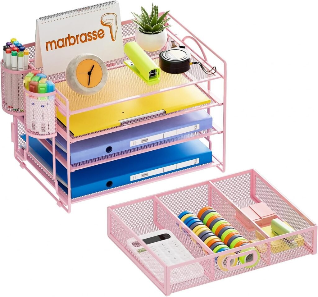 Roze bureau organizer met papierlades pennenhouders en bestandsrek voor A4 documenten met metaalgaas opbergsysteem voor kantoor en school
