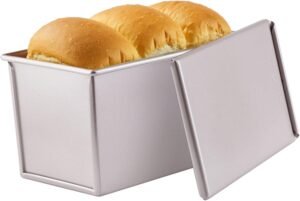 Broodbakvorm met Deksel – Rechthoekige Bakvorm met Antiaanbaklaag – Voor Cake, Brood en Sandwiches – 0,99 lb, GoudkleurigErvaar het gemak van zelf brood bakken met deze hoogwaardige rechthoekige Pullman broodbakvorm met deksel. Dankzij het slimme ontwerp en de antiaanbaklaag bak je moeiteloos luchtig, gelijkmatig gerezen brood met een heerlijk knapperige korst. De vorm is vervaardigd uit robuust koolstofstaal dat vervorming voorkomt en zorgt voor een optimale warmteverdeling. Met een capaciteit van 0,99 lb (ruim 2 liter) is deze pan perfect voor dagelijks gebruik – of je nu toastbrood, cakes of zelfs hartige gerechten bereidt. De champagnegouden afwerking geeft een luxe uitstraling aan je keukengerei en maakt deze vorm tot een blikvanger in je bakcollectie. Of je nu een thuisbakker bent of een echte broodfanaat, deze broodbakvorm helpt je om professionele resultaten te behalen, zonder gedoe en zonder aanbakken. Dankzij de voedselveilige coating is schoonmaken een fluitje van een cent. En met het bijgeleverde deksel krijg je altijd een strak, rechthoekig brood – ideaal voor sandwiches of ontbijt.  Jouw voordelen op een rij Gelijkmatige warmteverdeling voor perfect gegaard brood Antiaanbaklaag voor moeiteloos lossen en schoonmaken Vervaardigd van duurzaam koolstofstaal PTFE- en PFOA-vrij voor veilig en gezond bakken Compact formaat, ideaal voor dagelijks gebruik Deksel voor strak gevormde sneetjes brood Temperatuurbestendig tot 230 °C Gelijkmatige warmteverdeling voor een perfect bakresultaat De Pullman broodbakvorm is gemaakt van stevig koolstofstaal, dat bekend staat om zijn uitstekende warmtegeleiding. Hierdoor warmt de vorm snel en gelijkmatig op, wat zorgt voor een consistente garing van je brood. Geen kleffe binnenkant of ongare randen meer – elk sneetje is even perfect gebakken. De constructie voorkomt bovendien kromtrekken in de oven, zelfs bij hogere temperaturen.  Voedselveilige antiaanbaklaag voor eenvoudig lossen De binnenzijde van de vorm is voorzien van een hoogwaardige siliconen coating die volledig vrij is van schadelijke stoffen zoals PTFE en PFOA. Deze laag voorkomt dat het deeg aan de vorm blijft kleven en maakt het mogelijk om je gebakken brood met gemak te lossen. Na het bakken hoef je de vorm alleen nog even af te spoelen – geen schrobben of weken meer.  Slim ontwerp met deksel voor professioneel brood Dankzij het meegeleverde platte deksel krijg je een prachtig rechthoekig brood dat perfect past in een broodrooster of lunchbox. Het deksel helpt de vorm te behouden tijdens het rijzen en zorgt ervoor dat het brood niet te veel uitzet. Hierdoor ontstaat een gelijkmatige textuur en een perfecte, dichte kruimstructuur – ideaal voor boterhammen en toasts.  Compact maar ruim genoeg voor dagelijks gebruik Met afmetingen van 21,1 x 12 x 11 cm en een capaciteit van ruim 2 liter biedt deze vorm voldoende ruimte voor een standaard broodrecept, zonder veel ruimte in te nemen in je oven of kast. Ideaal voor gezinnen, alleenstaanden of iedereen die graag zijn eigen brood bakt zonder overbodige poespas.  Veilig en duurzaam voor dagelijks gebruik De vorm is ovenbestendig tot 230 °C, waardoor hij geschikt is voor vrijwel elk standaard bakrecept. De stevige constructie en hittebestendigheid zorgen voor een lange levensduur, zelfs bij regelmatig gebruik. Bovendien is de champagnegouden afwerking niet alleen stijlvol, maar ook krasbestendig en makkelijk schoon te houden.  Verpakkingsinhoud  1x Rechthoekige Pullman broodbakvorm 1x Afneembaar plat deksel (voor gelijkmatige vorming) Productspecificaties  Materiaal: Koolstofstaal met siliconen antiaanbaklaag Kleur: Champagne goud Afmetingen: 21,1 x 12 x 11 cm Capaciteit: ca. 2.160 ml (0,99 lb) Vorm: Rechthoekig Speciale kenmerken: Antiaanbaklaag, met deksel, PTFE- en PFOA-vrij Temperatuurbestendigheid: Tot 230 °C Gebruik: Broodbakvorm, cakevorm, toastvorm Wacht niet langer en haal deze luxe Pullman broodbakvorm vandaag nog in huis voor een ultieme bakervaring!