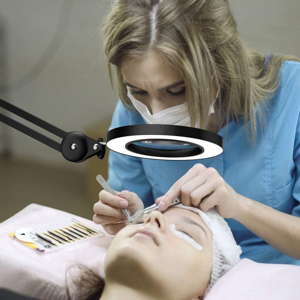 LED Vergrootglas Lamp 5 Diopter - Bureau Lamp met Glazen Lens en Dimbare Verlichting - 3 Kleurmodi voor Werkplek en HobbyDe LED vergrootglas lamp is de perfecte keuze voor iedere werkplek die vraagt om precisiewerk en helder zicht. Of je nu een hobbyist bent die met breien, modelleren of sieraden werkt, of een professional die een fijne werkplek vereist, deze lamp biedt alles wat je nodig hebt. De grote vergrootglas lens van 125 mm, gecombineerd met dimbare LED-verlichting in drie verschillende kleurmodi, maakt dit product ideaal voor een breed scala aan toepassingen. Van het lezen van kleine letters tot het uitvoeren van reparaties, met deze lamp wordt alles kristalhelder en gedetailleerd weergegeven.  Voordelen  Dimbare LED-verlichting met 3 kleurinstellingen.  Grote 125mm lens voor een gedetailleerd en vergroot beeld.  5-diopter optische vergroting voor helder zicht.  Handige klemstandaard voor ruimtebesparing.  Robuuste en aanpasbare arm voor flexibel gebruik.  USB-verbinding voor gemak en mobiliteit.  Energiezuinige verlichting met lage verbruikskosten.  Grote 125mm 5-Diopter Vergrootglas Lens De vergrootglas lamp is uitgerust met een grote lens van 125 mm, die zorgt voor een vervormingsvrij en vergroot beeld van objecten. De 5-diopter vergroting is ideaal voor veel verschillende werkzaamheden zoals modelleren, breien, knutselen, en het inspecteren van gedetailleerd werk. Deze lens biedt een uitstekend compromis tussen vergroting en de mogelijkheid om het volledige werkoppervlak goed te overzien. Dankzij de grote lens heb je een breder zichtveld, waardoor het gemakkelijker is om meerdere objecten tegelijk te inspecteren of te werken.  Dimbare Verlichting met 3 Kleurinstellingen De lamp is uitgerust met 120 energiezuinige LED's die kunnen worden aangepast naar drie verschillende kleurinstellingen: warm geel, koud wit en een neutrale kleurtemperatuur. Dit stelt je in staat om het licht aan te passen aan je werkbehoeften, of je nu gedetailleerd wilt werken met warme verlichting of koelere verlichting nodig hebt voor een beter contrast. Daarnaast is de helderheid dimbaar, zodat je de intensiteit van het licht kunt afstemmen op de specifieke taak die je uitvoert.  Flexibele en Stabiele Arm De lamp is voorzien van een robuuste, in hoogte verstelbare arm die 220° kan draaien en 360° rotatie mogelijk maakt. Dit biedt een enorm werkbereik van 20 cm tot 100 cm, waardoor je de lamp in de ideale positie kunt plaatsen voor optimaal zicht. De stevige arm zorgt ervoor dat de lamp stabiel blijft, zelfs bij het aanpassen van de positie. Dit voorkomt bewegingen of wiebelen, wat essentieel is voor gedetailleerd werk.  Ruimtebesparend Ontwerp met Klemstandaard Met de klemstandaard kun je de lamp eenvoudig vastzetten op een bureau of werkplek tot een dikte van 8 cm. Dit bespaart waardevolle ruimte op je werkoppervlak en maakt het mogelijk om de lamp op verschillende plaatsen te gebruiken. De stevige klem zorgt ervoor dat de lamp veilig en stabiel blijft, zelfs als je de positie aanpast. Dit maakt het een ideale oplossing voor kleinere werkplekken waar ruimte schaars is.  Super Draagbaar en USB-aansluiting De lamp wordt geleverd met een USB-kabel, waarmee je de lamp gemakkelijk kunt aansluiten op een computer, powerbank, adapter of direct op een stopcontact. Dit maakt de lamp bijzonder draagbaar en praktisch voor verschillende werkplekken, of je nu thuis werkt of onderweg bent. De USB-aansluiting biedt meer flexibiliteit en zorgt ervoor dat je altijd de juiste verlichting hebt, waar je ook bent.  Verpakkingsinhoud  1x LED Vergrootglas Lamp met klemstandaard  1x USB-kabel voor aansluiting  1x Handleiding  Product Specificaties  Vergrootglas lens van 125 mm  5-diopter vergroting  120 LED-lampjes  Dimbare verlichting met 3 kleurinstellingen (warm geel, koud wit, neutraal)  Verstelbare arm met 220° verticale en 360° draaibare positie  Klemstandaard geschikt voor oppervlakken tot 8 cm dik  Energiezuinige LED-lampen (energieklasse F)  USB-aansluiting voor voeding  Ideaal voor hobbyisten, modelbouwers, sieradeninspectie, breien, reparaties, en meer  Met deze veelzijdige en robuuste vergrootglas lamp kun je met gemak allerlei fijne details inspecteren of projecten uitvoeren die een hoge precisie vereisen. Maak jouw werkplek compleet met de LED vergrootglas lamp en ervaar het verschil in helderheid en gemak! Bestel nu en geef je werkplek een boost in efficiëntie en comfort!