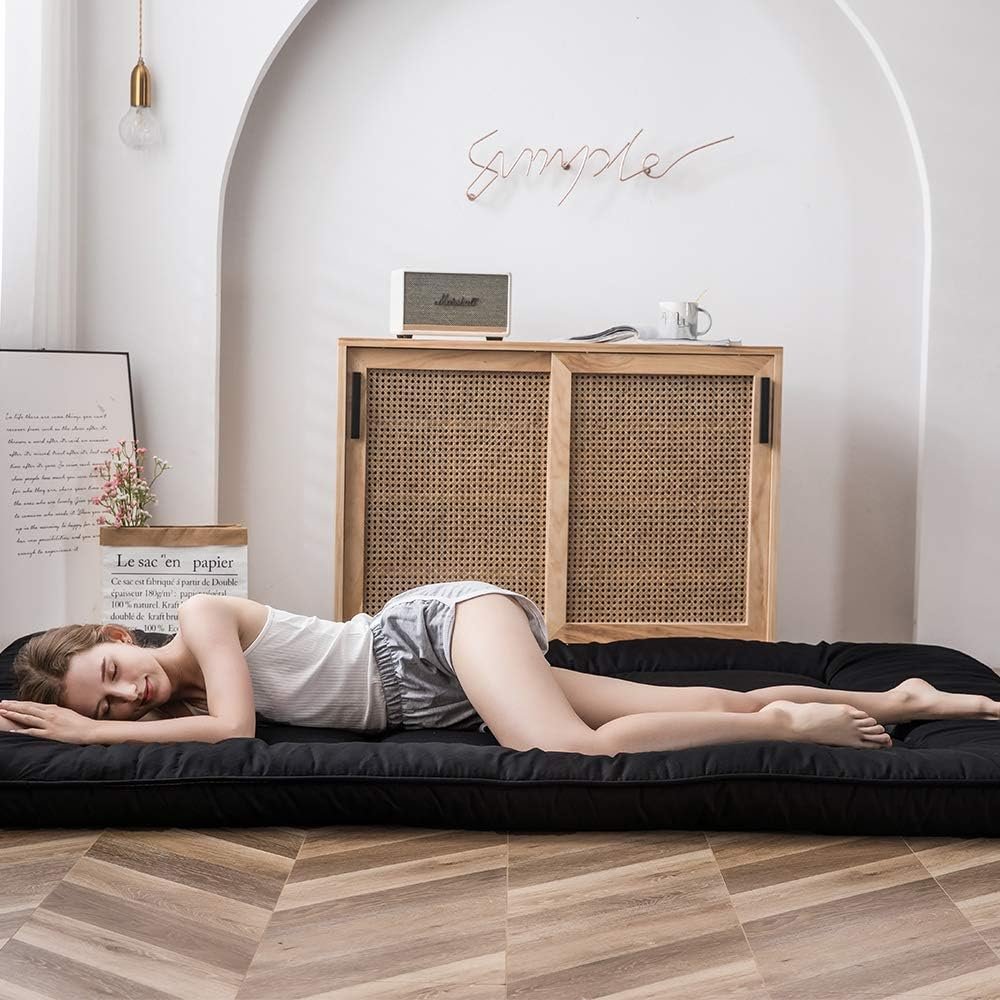 Opvouwbare futon vloermatras zwart 150x200 cm als 1 persoons gastmatras en compact logeerbed voor reizen en camping