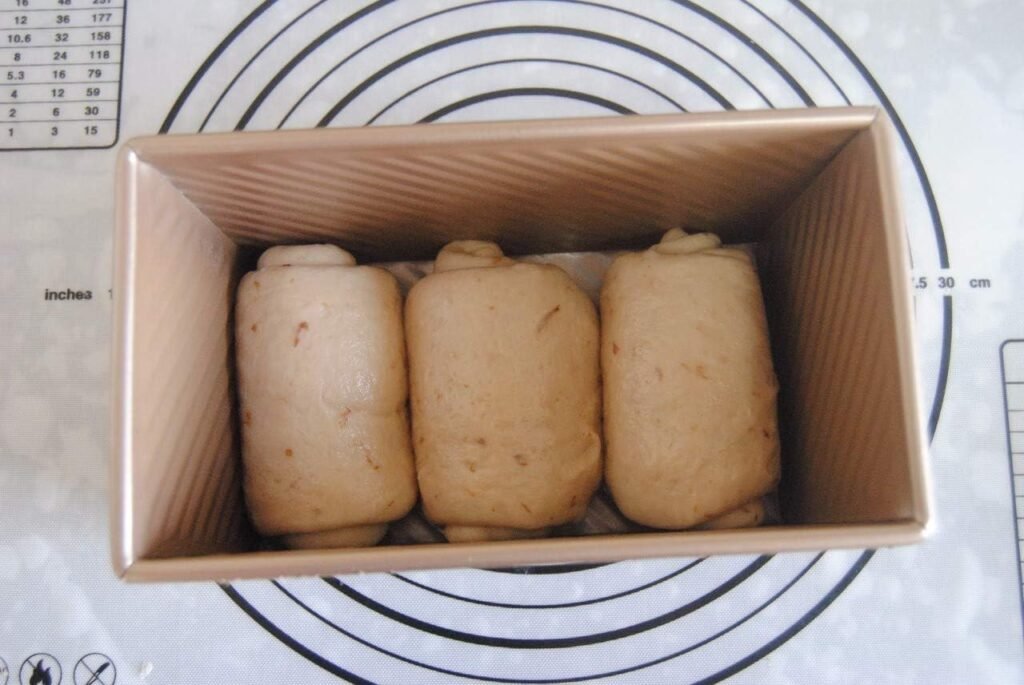 Broodvorm met deksel van gealuminiseerd staal met antiaanbaklaag voor sandwichbrood en cake, 21,5 x 12,2 x 11,5 cm goudkleurig bakblik