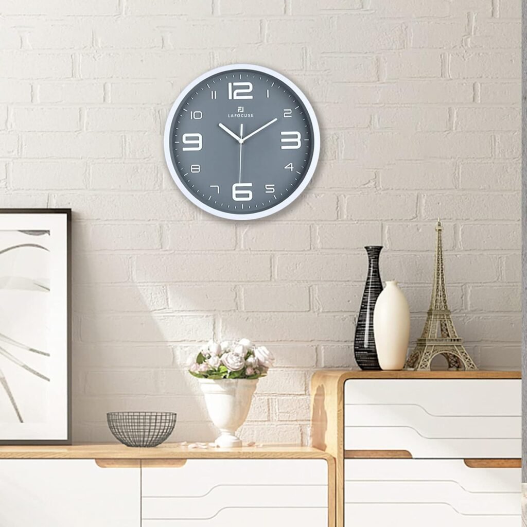 Stille grijze wandklok 30 cm met grote 3D cijfers en geruisloze analoge werking voor woonkamer en kantoor