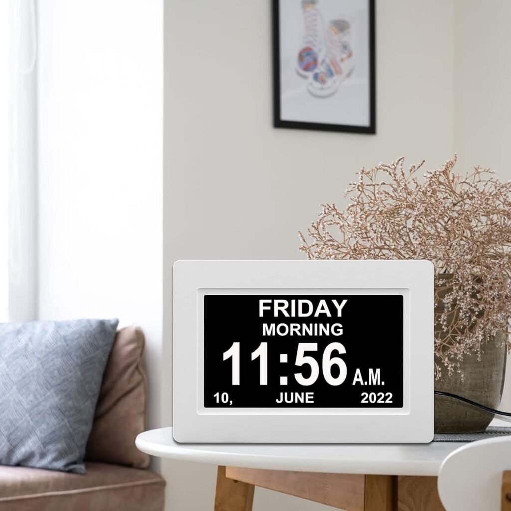 Digitale klok 7 inch met grote cijfers, alarmfunctie en witte wandmontage display