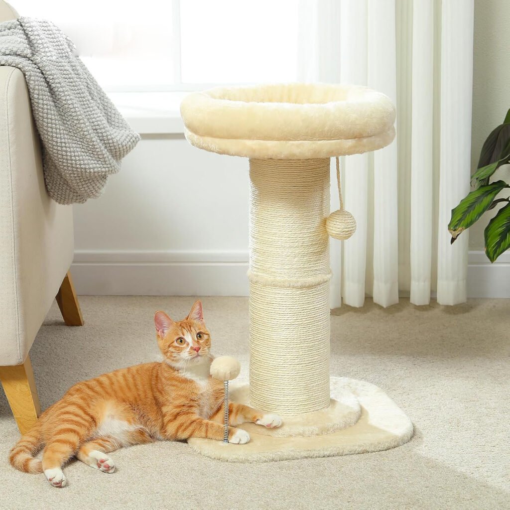 Hoge katten krabpaal beige met fluffy kattenbed en veerbal voor binnenkatten