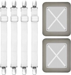 Hoeslaken spanners verstelbaar set 4 – elastische lakenklemmen anti kreuk – metalen clips antislip fixatie – bed matras bankLig je ook weleens op een rommelig bed met gekreukte of losgeraakte lakens? Dan bieden deze verstelbare hoeslakenstrainers de perfecte oplossing. Dankzij het stevige elastiek en de metalen clips blijven je lakens altijd strak gespannen, hoe vaak je ook draait in bed. Deze set van 4 elastische lakenhouders is geschikt voor alle bedmaten en veelzijdig inzetbaar – van matrassen en hoeslakens tot strijkplanken, banken en matrastoppers. Het resultaat: een glad, netjes opgemaakt bed waarin je heerlijk kunt ontspannen en slapen zonder ergernis. Ideaal voor thuisgebruik, logeerkamers of vakantiehuisjes.  Jouw voordelen op een rij  Zorgt voor strak gespannen lakens Voorkomt rimpels en vouwen in beddengoed Metalen clips met antislip coating Elastisch en verstelbaar voor diverse toepassingen Beschadigt lakens of hoezen niet Ook geschikt voor strijkplanken en meubelhoezen Eenvoudig te installeren en te verwijderen Sterke, duurzame materialen De lakenstrainers zijn vervaardigd uit hoogwaardige materialen die garant staan voor langdurig gebruik. De stevige metalen clips zijn voorzien van een antikras- en roestbestendige coating, waardoor ze niet alleen robuust zijn, maar ook veilig voor je beddengoed. De elastische banden zijn dik, flexibel en scheurbestendig. Dit maakt de set tot een betrouwbare keuze voor dagelijks gebruik – zowel thuis als onderweg.  Altijd een strak opgemaakt bed Met deze hoeslakenhouders behoren opgehoopte of opgerolde lakens tot het verleden. Je bevestigt de clips simpelweg aan de hoeken van het hoeslaken en spant het elastiek onder het matras door. Hierdoor blijft je laken altijd keurig op zijn plek – ongeacht hoe onrustig je slaapt. Het resultaat is een glad en strak bed, elke ochtend weer.  Multifunctioneel inzetbaar Deze sheet tensioners zijn niet beperkt tot bedden alleen. Je kunt ze ook gebruiken om strijkplankhoezen, bankhoezen, tafelkleden of zelfs campermatrassen goed vast te zetten. Dankzij het universele ontwerp passen ze zich moeiteloos aan verschillende vormen en oppervlakken aan. Één set, eindeloos veel mogelijkheden.  Gebruiksgemak voorop De installatie van de spanners is eenvoudig en snel. Geen ingewikkeld gereedschap, geen schade aan stoffen – alleen een stevige, veilige grip. De kunststof tandjes aan de binnenkant van de clips zorgen voor extra houvast zonder dat ze de stof beschadigen. Ook het losmaken gaat in een handomdraai.  Altijd strak en comfortabel slapen Slapen op een net, strak en glad bed bevordert niet alleen het comfort, maar ook de nachtrust. Deze hoeslakenstrainers dragen daaraan bij door het beddengoed op zijn plek te houden. Zo hoef je niet meer midden in de nacht je laken recht te trekken of wakker te worden op een opgerolde hoek van het matras.  Verpakkingsinhoud  4x Verstelbare hoeslaken spanners 4x Elastische banden met metalen clip 1x Gebruikersinstructie Productspecificaties  Materiaal clips: Metaal met antislipcoating Materiaal grip: Kunststof met gladde tanden Materiaal band: Hoogwaardig elastiek Kleur: Zwart met zilveren clips Lengte elastiek: Verstelbaar tot ca. 100 cm Geschikt voor: Matrassen, hoeslakens, strijkplanken, banken, tafelkleden Bestel vandaag nog deze veelzijdige hoeslaken spanners en ervaar een nieuw niveau van comfort en netheid in jouw slaapkamer!