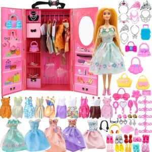 Poppenkledingkast set met pop – Draagbare kledingkast met accessoires – Roze poppenkoffer met kleding, schoenen en spiegel – 63-delig