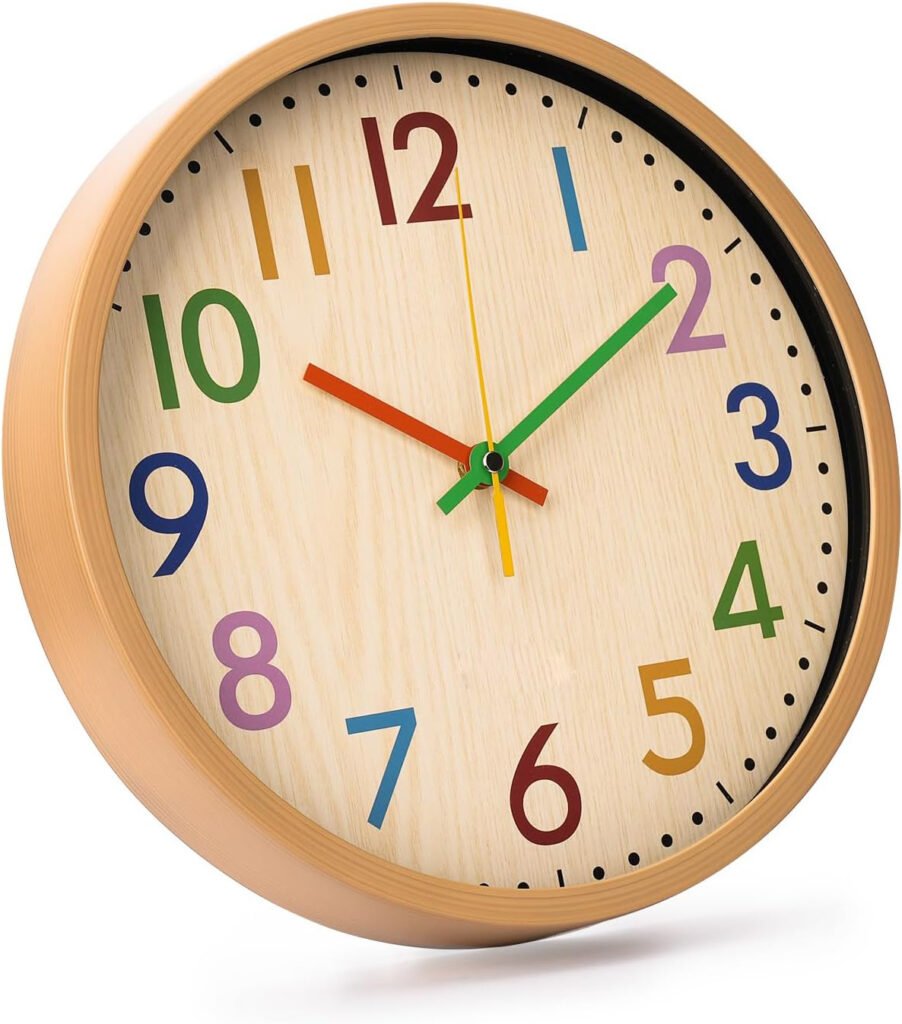 Kinderklok wandklok 30 cm met kleurrijke cijfers en stil quartz uurwerk in houtnerf design