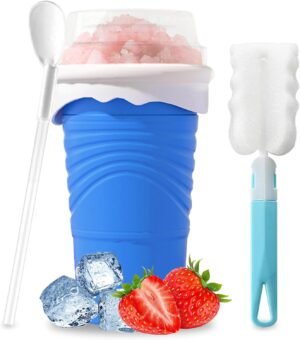 Blauwe slushy maker cup 500ml met siliconen knijpbekertje, rietje en lepel voor ijsdrankjes en smoothies