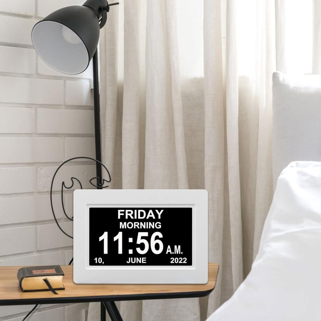 Digitale klok 7 inch met grote cijfers, alarmfunctie en witte wandmontage display