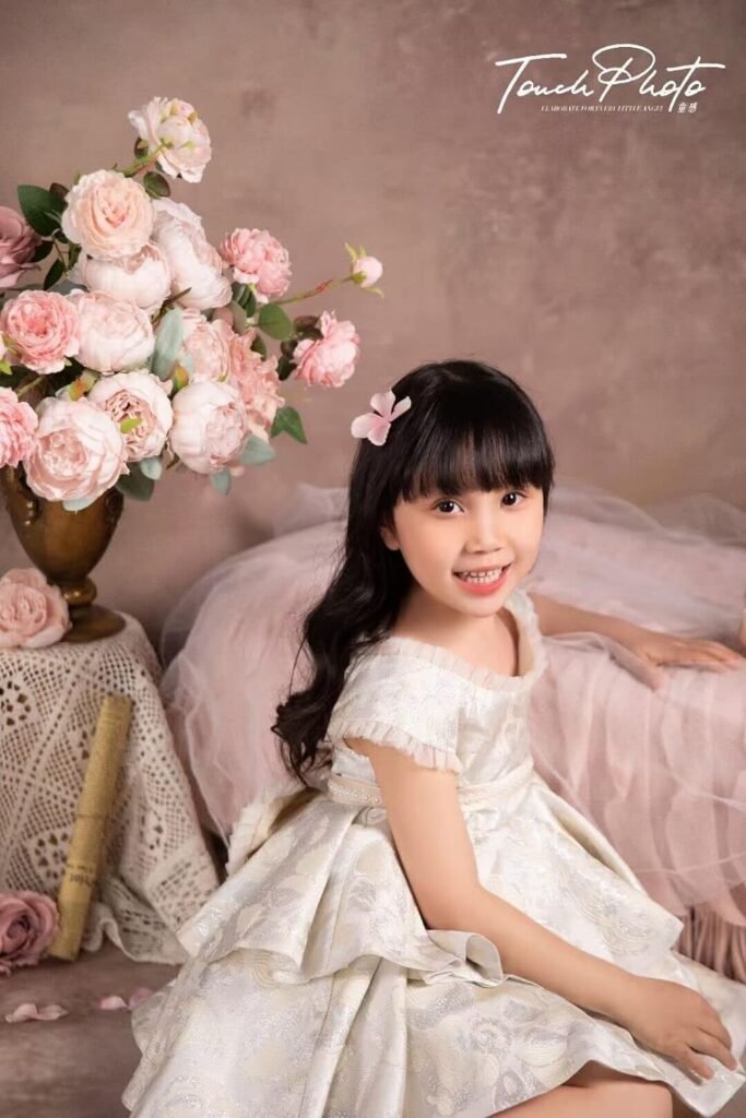 Fotografie achtergrond 3x3m lichtbruin verweerd muur - fotostudio backdrop vintage shabby wall - portret fotoshoot achtergrond doek