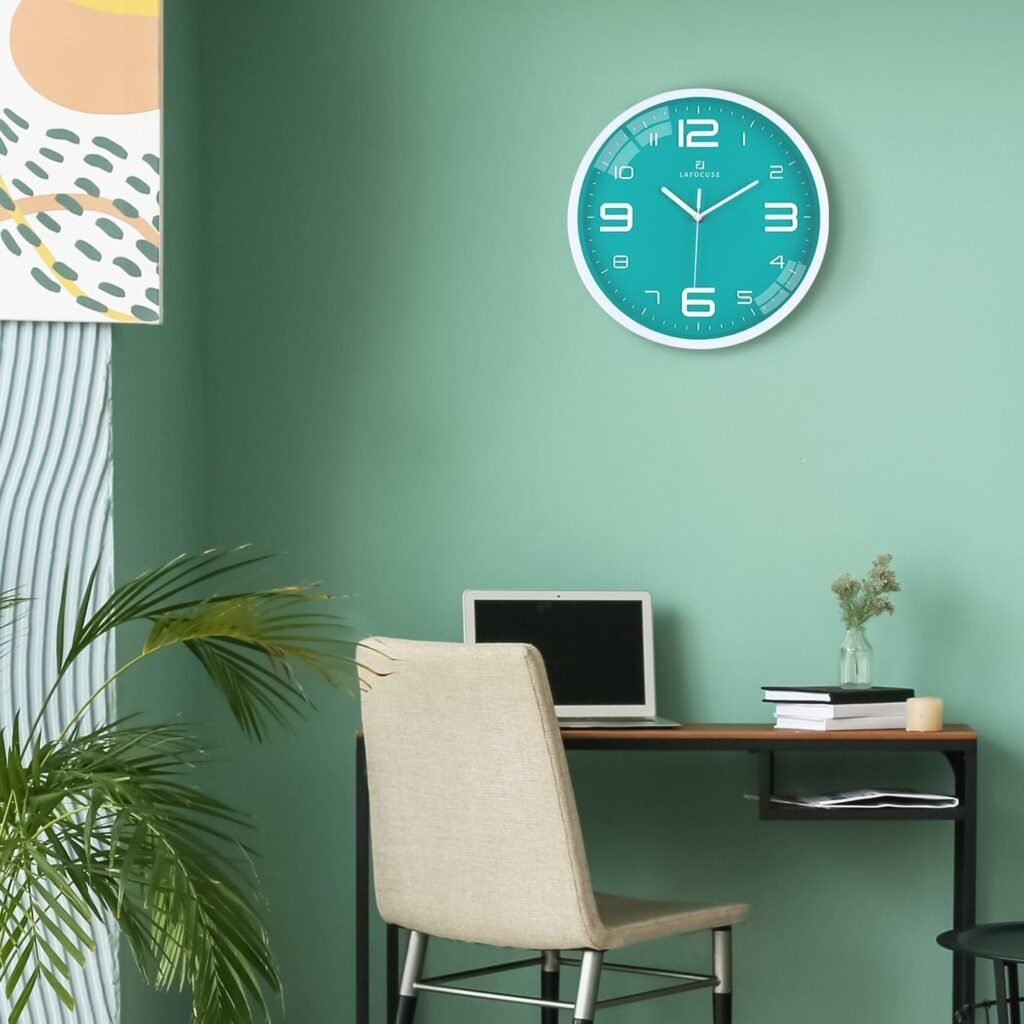 Groene stille wandklok 30 cm met grote 3D Arabische cijfers, geruisloos zonder tikken