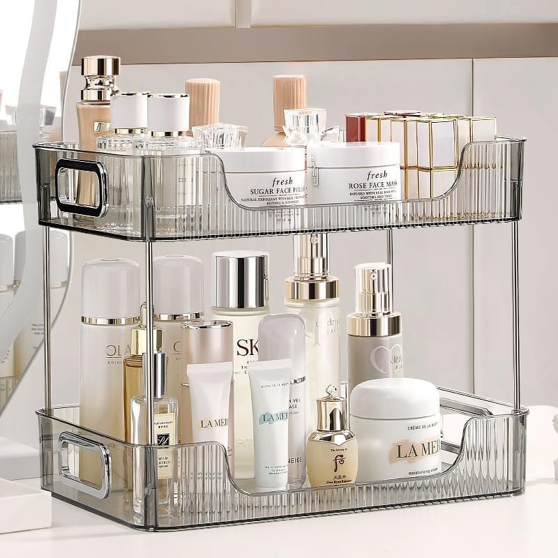 Grijze badkamer organizer met 2 lagen voor make-up, cosmetica en huidverzorging op de wastafel