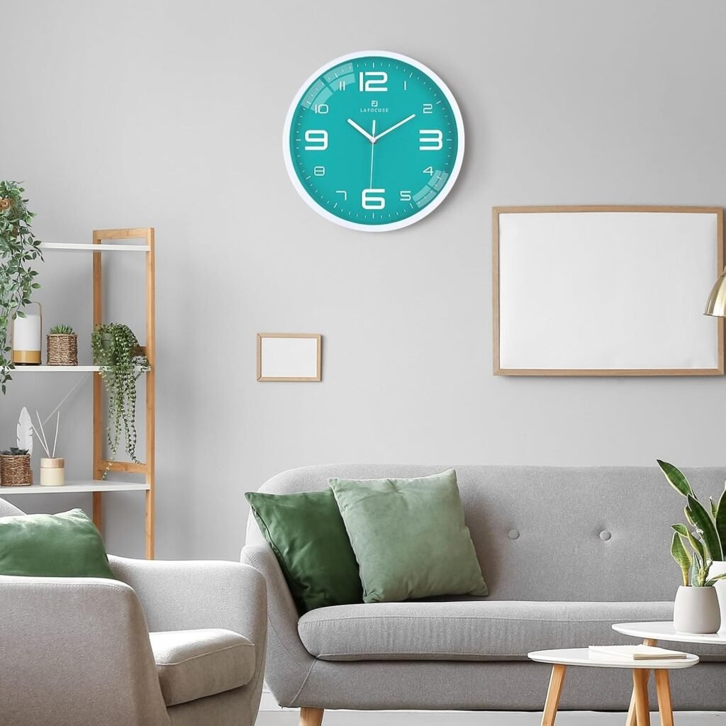 Groene stille wandklok 30 cm met grote 3D Arabische cijfers, geruisloos zonder tikken