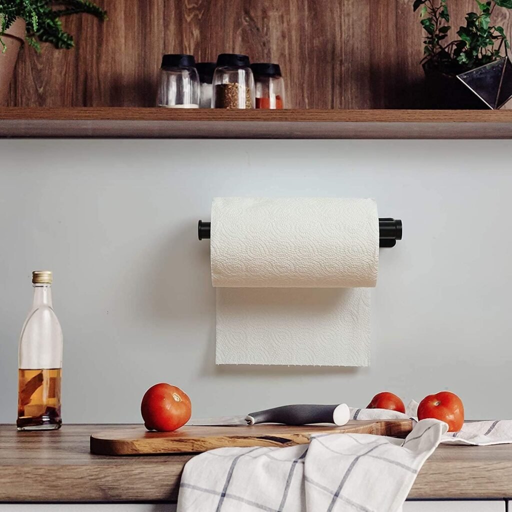 Verhoog de efficiëntie van je keuken met deze hoogwaardige wandmontage keukenrolhouder. Deze praktische oplossing zorgt niet alleen voor ruimtebesparing, maar houdt ook je keukenrollen binnen handbereik. Ontdek de voordelen van dit handige keukenaccessoire en geef je keuken een nette en georganiseerde uitstraling! Voordelen: Wandmontage voor optimaal gebruik van ruimte. Eenvoudige installatie zonder schroeven. Geschikt voor diverse keukenrollen. Robuust en duurzaam ontwerp. Makkelijk te onderhouden. Ruimtebesparende Wandmontage Deze keukenrolhouder is ontworpen om je keuken overzichtelijk en opgeruimd te houden. Door de wandmontage kun je keukenrollen eenvoudig aan de muur bevestigen, zodat je waardevolle ruimte op je aanrecht kunt besparen. Eenvoudige Installatie zonder Schroeven Het bevestigen van deze houder is snel en eenvoudig dankzij het schroefloze ontwerp. Je hebt geen gereedschap nodig en kunt de houder zonder moeite aan de muur bevestigen. Geschikt voor Diverse Keukenrollen Deze veelzijdige houder is geschikt voor een breed scala aan keukenrollen van verschillende merken en maten. Dit biedt je de flexibiliteit om je favoriete keukenrollen te gebruiken zonder beperkingen. Robuust en Duurzaam Ontwerp De houder is gemaakt van hoogwaardige materialen die garant staan voor een lange levensduur en stabiliteit. Je kunt erop rekenen dat je keukenrollen veilig en stevig worden vastgehouden. Makkelijk te Onderhouden Het schoonmaken van de houder is eenvoudig. Een snelle veeg met een vochtige doek is genoeg om hem vrij van vlekken te houden en je keuken in topconditie te houden. Verpakking: 1 x Keukenrolhouder voor wandmontage Montagemateriaal voor eenvoudige installatie Heldere instructies voor een vlotte montage Productspecificaties: Materiaal: Hoogwaardig kunststof Kleur: Neutraal en stijlvol, past bij elke keukeninrichting Afmetingen: 28 x 8,8 x 7,62 cm Gewicht: 227 gram Zelfklevend: Ja Geschikt voor: Diverse soorten keukenrollen Bestel nu deze efficiënte wandmontage keukenrolhouder en ervaar het gemak van een georganiseerde en nette keuken. Verbeter de functionaliteit van je keuken en maak je dagelijkse taken eenvoudiger. Wacht niet langer, bestel vandaag nog en transformeer je keuken!