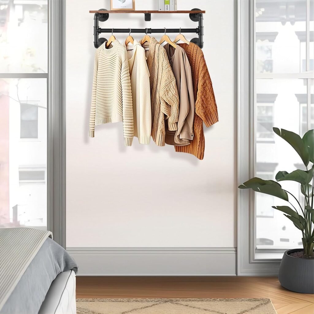 Industrieel kledingrek voor aan de muur van zwart metaal voor kleding en accessoires
