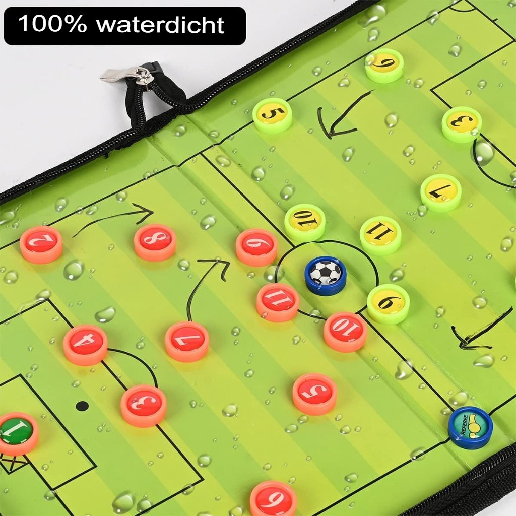 Voetbaltactiekbord voor voetbalcoach met magnetische figuren en scheidsrechterfluiten in groen