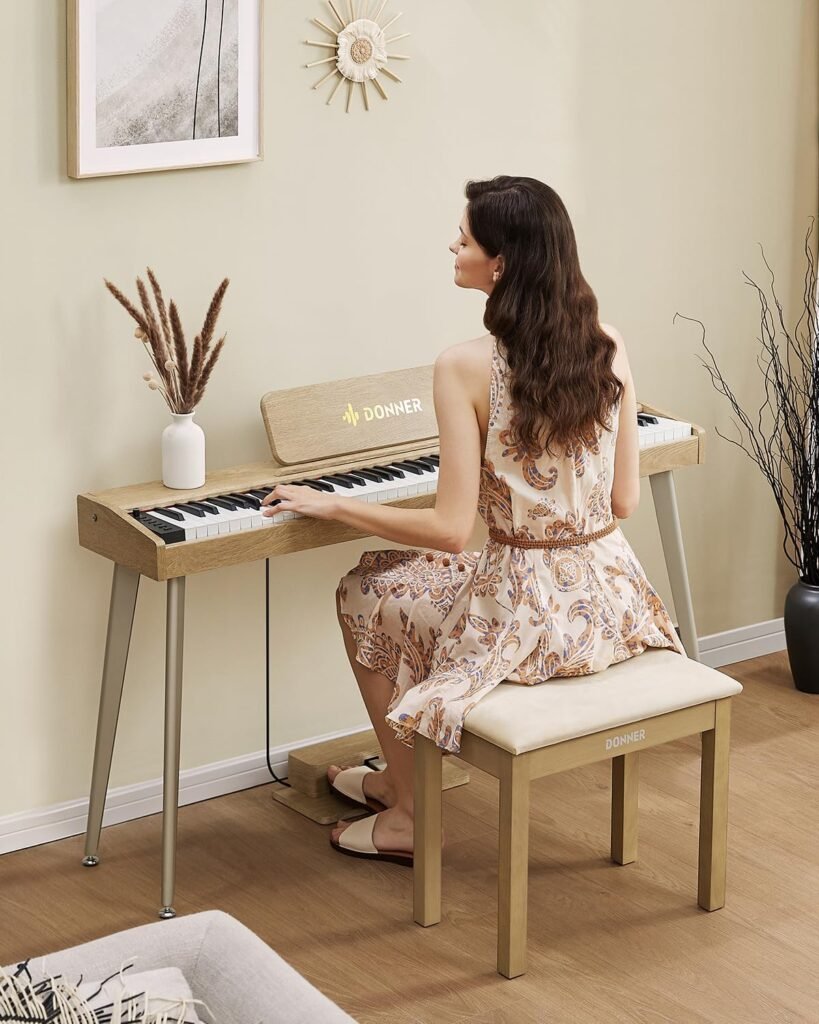 Pianobank van licht hout met opbergruimte en suède zitting
