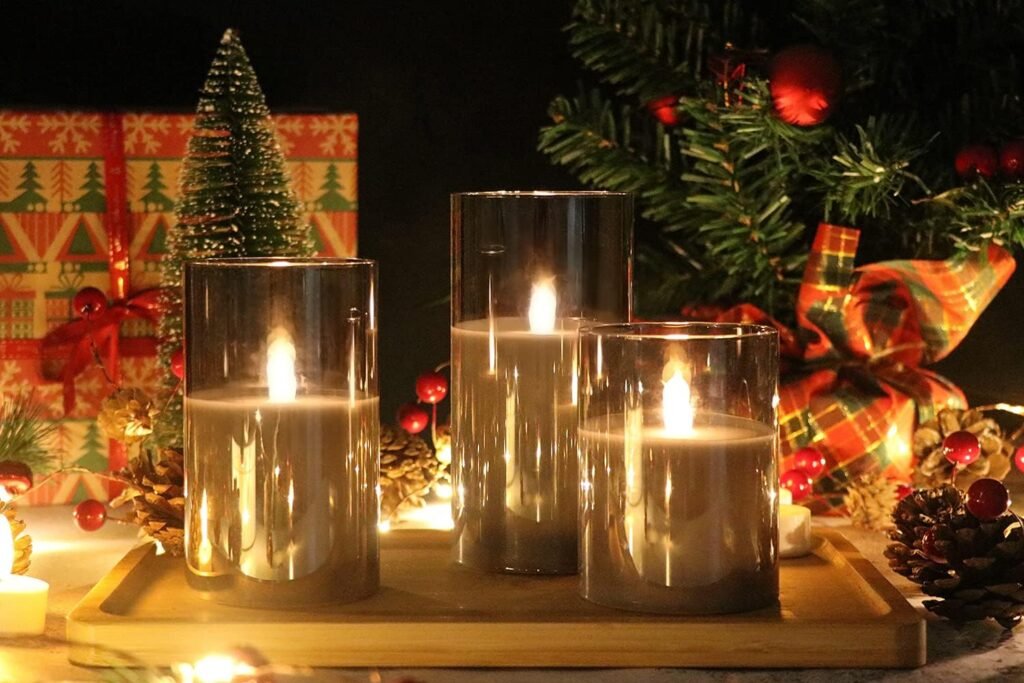 LED Kaarsen op Batterij - Set van 3 - Met Timer en Afstandsbediening - Flikkerend Warm Wit Licht - Grijs, Glazen UitvoeringBreng magie en rust in huis met deze luxe set grijze LED kaarsen van echt was. De realistische flikkerende vlam, het warme licht en het stijlvolle design in glas maken van elke kamer een sfeervolle plek. Dankzij de timerfunctie en meegeleverde afstandsbediening hoef je nooit meer zelf aan of uit te schakelen – jouw perfecte sfeerlicht schakelt automatisch in en uit. Bovendien zijn deze kaarsen volledig veilig: geen rook, geen hitte en geen vuur. Ideaal voor gezinnen met kinderen of huisdieren, maar ook een stijlvolle toevoeging aan feestelijke gelegenheden zoals kerst, bruiloften of verjaardagen.  Met drie verschillende hoogtes creëer je eenvoudig een speels en decoratief effect op tafel, in de vensterbank of op een dressoir. Of je nu rust zoekt tijdens een ontspannen avond thuis, een warme sfeer wilt tijdens een etentje of je kerstdecoratie een elegante touch wilt geven – deze kaarsen zijn de perfecte oplossing.  Jouw voordelen  Realistisch flikkerend warm LED-licht  Veilig in gebruik – geen vuur of hitte  Gemaakt van echte was met stijlvol grijs glas  Met afstandsbediening en timerfunctie  Drie verschillende hoogtes voor speelse opstelling  Energiezuinig (energieklasse A+)  Perfect voor feestdagen, bruiloften en dagelijks gebruik  Realistische uitstraling dankzij echt was en glas Deze LED kaarsen zijn vervaardigd uit echte was, wat zorgt voor een authentieke uitstraling die nauwelijks te onderscheiden is van echte kaarsen. De grijze glazen omhulling geeft de kaarsen een moderne, elegante uitstraling. De combinatie van de warme kleurtemperatuur en de subtiele, flikkerende vlam creëert een natuurlijke sfeer die perfect is voor elk interieur. Zelfs van dichtbij lijkt het alsof er een echte vlam brandt, zonder de nadelen van gesmolten kaarsvet of brandgevaar.  Slimme bediening met afstandsbediening en timer Bij deze set ontvang je een 10-knops afstandsbediening waarmee je alle drie de kaarsen afzonderlijk of tegelijk kunt bedienen. Je stelt eenvoudig een timer in van 2, 4, 6 of 8 uur, zodat de kaarsen automatisch aan- en uitschakelen op jouw ritme. Bovendien kun je de helderheid aanpassen én kiezen tussen constant licht of een subtiel flikkerend effect. Zo bepaal jij altijd de perfecte sfeer – met één druk op de knop.  Volledig veilig en kindvriendelijk Omdat deze kaarsen geen open vuur bevatten, zijn ze volledig veilig in gebruik. Er is geen risico op brandwonden, rookontwikkeling of gesmolten kaarsvet. Ideaal dus voor gezinnen met jonge kinderen of huisdieren. Ook in drukke huishoudens of op feestjes kun je ze met een gerust hart gebruiken. Je geniet van de charme van kaarslicht zonder enige zorgen.  Veelzijdig te gebruiken in elk seizoen Deze LED kaarsen zijn ideaal voor diverse gelegenheden. Denk aan romantische diners, ontspannen avonden op de bank, feestelijke kerstdecoratie of stijlvolle accenten op een bruiloft. Dankzij hun neutrale grijze kleur en tijdloze vormgeving passen ze perfect in elk interieur – van klassiek tot modern. Je kunt ze zelfs gebruiken in horecaomgevingen, zoals restaurants of hotels, voor een warme en luxe sfeer.  Energiezuinig en duurzaam De kaarsen werken op 2 AA-batterijen (niet inbegrepen) en zijn energiezuinig dankzij LED-technologie (energieklasse A+). Je geniet dus langdurig van sfeerverlichting zonder je zorgen te maken over stroomverbruik of het vervangen van echte kaarsen.  Inhoud verpakking  3 LED kaarsen (diameter 7,5 cm, hoogtes: 10,2 cm / 12,7 cm / 15,2 cm)  1 afstandsbediening met 10 knoppen  1 gebruikershandleiding  Productspecificaties  Materiaal: Echt was & glas  Kleur: Grijs  Aantal kaarsen: 3  Werking: 2 AA-batterijen per kaars (niet inbegrepen)  Lichtkleur: Warm wit  Flikkerend effect: Ja  Timerfunctie: 2/4/6/8 uur  Afstandsbediening: Ja, 10 knoppen  Energieklasse: A+  Wacht niet langer en haal vandaag nog deze stijlvolle, veilige en sfeervolle LED kaarsenset in huis!