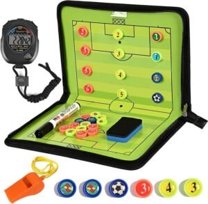 Voetbaltactiekbord voor voetbalcoach met magnetische figuren en scheidsrechterfluiten in groen
