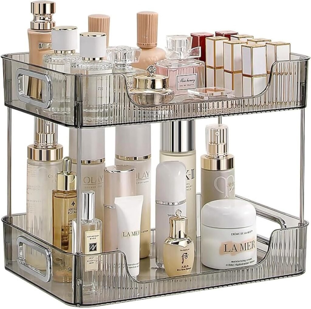 Grijze badkamer organizer met 2 lagen voor make-up, cosmetica en huidverzorging op de wastafel