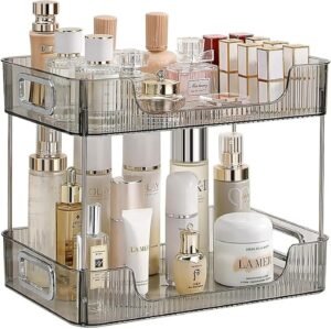 Grijze badkamer organizer met 2 lagen voor make-up, cosmetica en huidverzorging op de wastafel