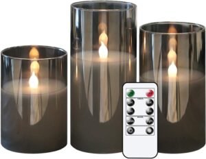 LED Kaarsen op Batterij – Set van 3 – Met Timer en Afstandsbediening – Flikkerend Warm Wit Licht – Grijs, Glazen UitvoeringBreng magie en rust in huis met deze luxe set grijze LED kaarsen van echt was. De realistische flikkerende vlam, het warme licht en het stijlvolle design in glas maken van elke kamer een sfeervolle plek. Dankzij de timerfunctie en meegeleverde afstandsbediening hoef je nooit meer zelf aan of uit te schakelen – jouw perfecte sfeerlicht schakelt automatisch in en uit. Bovendien zijn deze kaarsen volledig veilig: geen rook, geen hitte en geen vuur. Ideaal voor gezinnen met kinderen of huisdieren, maar ook een stijlvolle toevoeging aan feestelijke gelegenheden zoals kerst, bruiloften of verjaardagen.  Met drie verschillende hoogtes creëer je eenvoudig een speels en decoratief effect op tafel, in de vensterbank of op een dressoir. Of je nu rust zoekt tijdens een ontspannen avond thuis, een warme sfeer wilt tijdens een etentje of je kerstdecoratie een elegante touch wilt geven – deze kaarsen zijn de perfecte oplossing.  Jouw voordelen  Realistisch flikkerend warm LED-licht  Veilig in gebruik – geen vuur of hitte  Gemaakt van echte was met stijlvol grijs glas  Met afstandsbediening en timerfunctie  Drie verschillende hoogtes voor speelse opstelling  Energiezuinig (energieklasse A+)  Perfect voor feestdagen, bruiloften en dagelijks gebruik  Realistische uitstraling dankzij echt was en glas Deze LED kaarsen zijn vervaardigd uit echte was, wat zorgt voor een authentieke uitstraling die nauwelijks te onderscheiden is van echte kaarsen. De grijze glazen omhulling geeft de kaarsen een moderne, elegante uitstraling. De combinatie van de warme kleurtemperatuur en de subtiele, flikkerende vlam creëert een natuurlijke sfeer die perfect is voor elk interieur. Zelfs van dichtbij lijkt het alsof er een echte vlam brandt, zonder de nadelen van gesmolten kaarsvet of brandgevaar.  Slimme bediening met afstandsbediening en timer Bij deze set ontvang je een 10-knops afstandsbediening waarmee je alle drie de kaarsen afzonderlijk of tegelijk kunt bedienen. Je stelt eenvoudig een timer in van 2, 4, 6 of 8 uur, zodat de kaarsen automatisch aan- en uitschakelen op jouw ritme. Bovendien kun je de helderheid aanpassen én kiezen tussen constant licht of een subtiel flikkerend effect. Zo bepaal jij altijd de perfecte sfeer – met één druk op de knop.  Volledig veilig en kindvriendelijk Omdat deze kaarsen geen open vuur bevatten, zijn ze volledig veilig in gebruik. Er is geen risico op brandwonden, rookontwikkeling of gesmolten kaarsvet. Ideaal dus voor gezinnen met jonge kinderen of huisdieren. Ook in drukke huishoudens of op feestjes kun je ze met een gerust hart gebruiken. Je geniet van de charme van kaarslicht zonder enige zorgen.  Veelzijdig te gebruiken in elk seizoen Deze LED kaarsen zijn ideaal voor diverse gelegenheden. Denk aan romantische diners, ontspannen avonden op de bank, feestelijke kerstdecoratie of stijlvolle accenten op een bruiloft. Dankzij hun neutrale grijze kleur en tijdloze vormgeving passen ze perfect in elk interieur – van klassiek tot modern. Je kunt ze zelfs gebruiken in horecaomgevingen, zoals restaurants of hotels, voor een warme en luxe sfeer.  Energiezuinig en duurzaam De kaarsen werken op 2 AA-batterijen (niet inbegrepen) en zijn energiezuinig dankzij LED-technologie (energieklasse A+). Je geniet dus langdurig van sfeerverlichting zonder je zorgen te maken over stroomverbruik of het vervangen van echte kaarsen.  Inhoud verpakking  3 LED kaarsen (diameter 7,5 cm, hoogtes: 10,2 cm / 12,7 cm / 15,2 cm)  1 afstandsbediening met 10 knoppen  1 gebruikershandleiding  Productspecificaties  Materiaal: Echt was & glas  Kleur: Grijs  Aantal kaarsen: 3  Werking: 2 AA-batterijen per kaars (niet inbegrepen)  Lichtkleur: Warm wit  Flikkerend effect: Ja  Timerfunctie: 2/4/6/8 uur  Afstandsbediening: Ja, 10 knoppen  Energieklasse: A+  Wacht niet langer en haal vandaag nog deze stijlvolle, veilige en sfeervolle LED kaarsenset in huis!