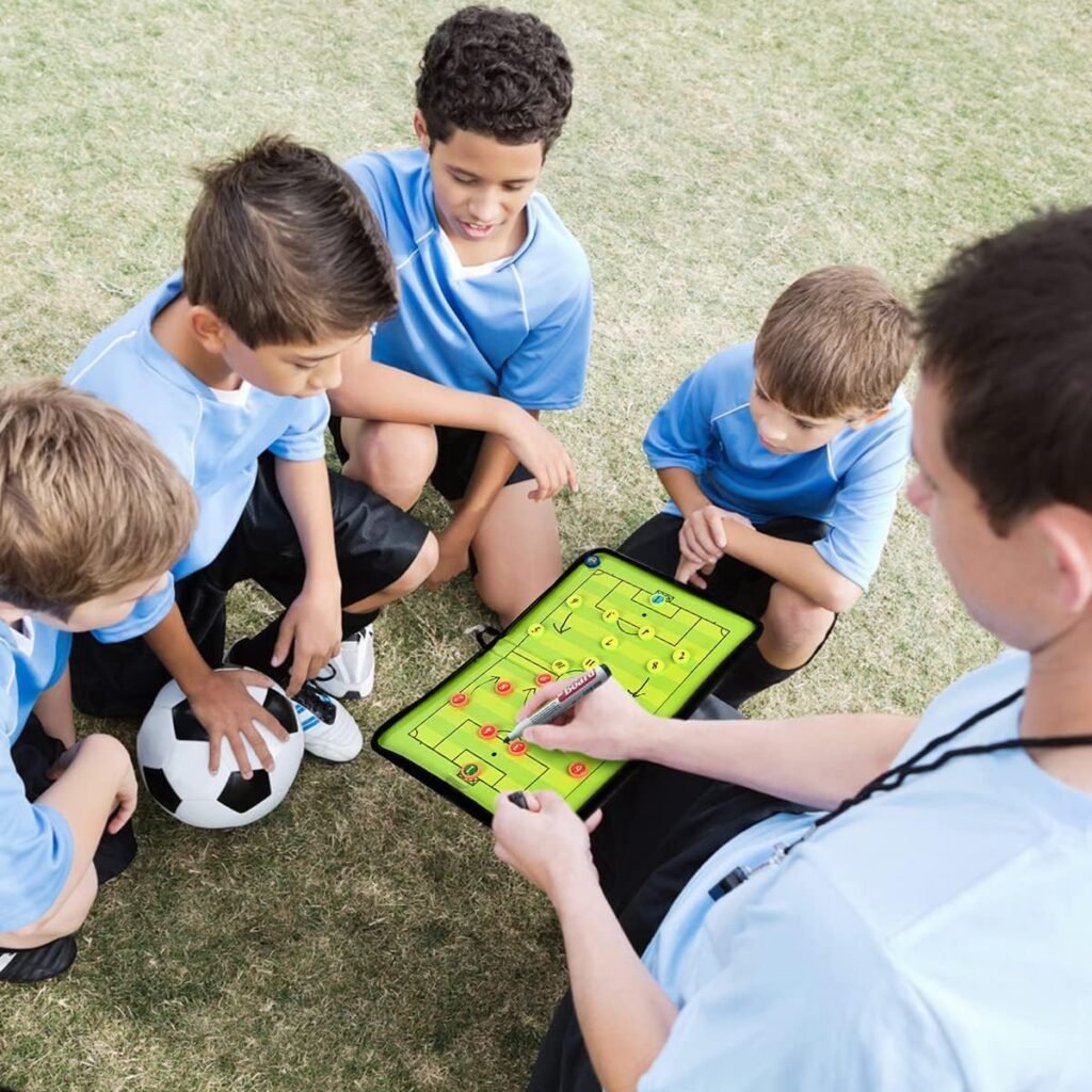 Voetbaltactiekbord voor voetbalcoach met magnetische figuren en scheidsrechterfluiten in groen