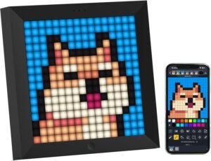 Deze moderne digitale fotolijst met LED-display en app-bediening is de perfecte toevoeging aan elke kamer. Met zijn animatielijst en handige bureauhouder past hij perfect in elke gamingkamer of thuiskantoor. Voordelen Schitterend LED-display voor levendige beeldweergave. Handige app-bediening voor eenvoudige navigatie en personalisatie. Animatielijst functie voegt een speels tintje toe aan je foto's. Praktische bureauhouder voor optimale plaatsing en gebruiksgemak. Schitterend LED-display De digitale fotolijst is voorzien van een hoogwaardig LED-display dat je favoriete foto's en video's met levensechte details en heldere kleuren weergeeft. Geniet van een meeslepende kijkervaring en breng je herinneringen tot leven. Handige app-bediening Met de bijbehorende app kun je eenvoudig door je fotoalbums bladeren, diavoorstellingen instellen en speciale effecten toevoegen aan je foto's. Pas de weergave aan naar jouw persoonlijke voorkeuren en maak van elk moment een bijzondere herinnering. Animatielijst functie De animatielijst functie geeft je foto's een uniek en speels effect. Kies uit verschillende animatiestijlen om je foto's tot leven te brengen en een levendige sfeer te creëren in elke ruimte. Praktische bureauhouder De fotolijst is uitgerust met een handige bureauhouder, waardoor je hem gemakkelijk op je bureau, tafel of plank kunt plaatsen. Dit zorgt niet alleen voor een optimale kijkhoek, maar ook voor een opgeruimde en georganiseerde ruimte. Verpakkingsinhoud Digitale fotolijst met LED-display App-bediening instructies Bureauhouder Stroomadapter Gebruikershandleiding Productspecificaties Afmetingen: 21.59 x 3.71 x 2.51 cm Connectiviteit: Wi-Fi, Bluetooth Ondersteunde formaten: JPEG, PNG, MP4 Kleur: Zwart Voeding: Stroomadapter