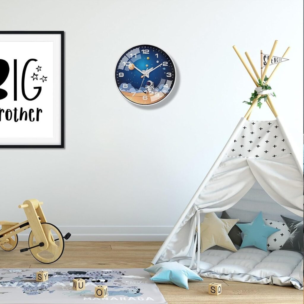 Kinder muurklok 12 inch met astronaut en ruimte thema