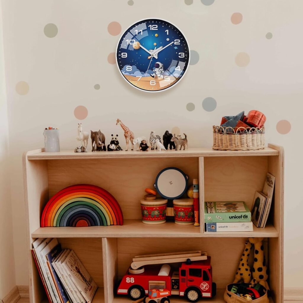 Kinder muurklok 12 inch met astronaut en ruimte thema