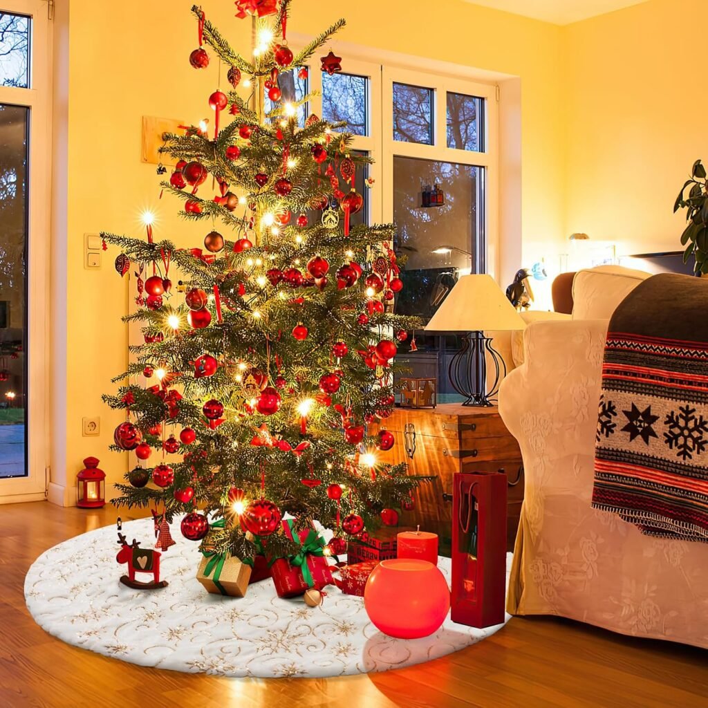 Kerstboomrok 122 cm van luxe kunstbont in wit en goud met sequins, sneeuwvlokken en wijnrank ontwerp