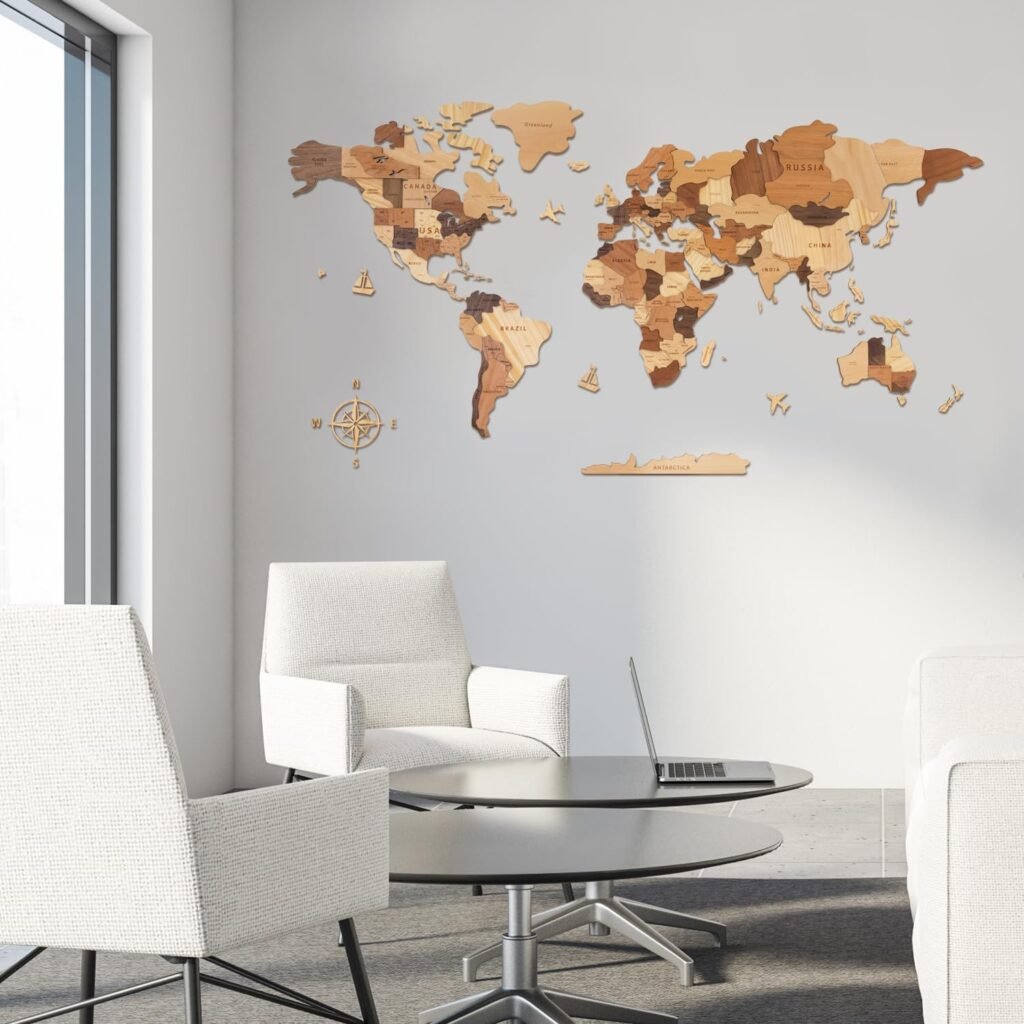 Wereldkaart muurschildering in natuurlijke meerkleurige uitvoering van zelfklevend vinyl voor wanddecoratie