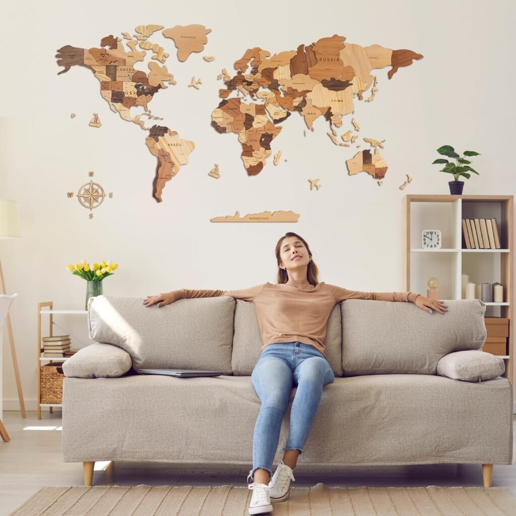 Wereldkaart muurschildering in natuurlijke meerkleurige uitvoering van zelfklevend vinyl voor wanddecoratie