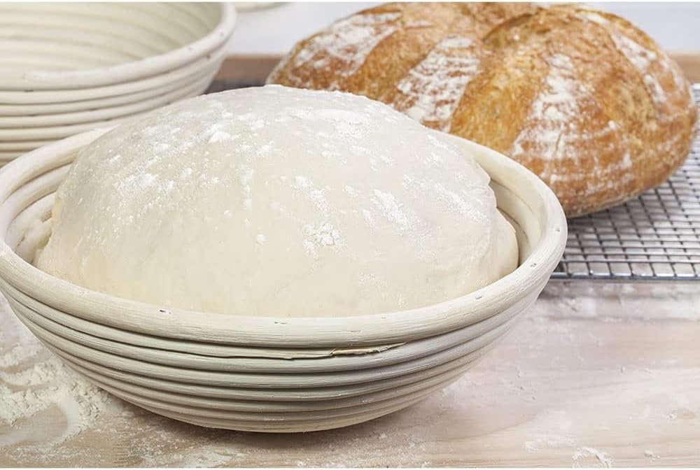 Handgemaakte rotan rijsmand met deegschraper voor brood bakken