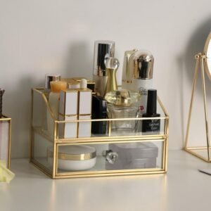 Make-up organizer met lades in goud voor cosmetica, huidverzorging en beautyproducten op kaptafel of in de badkamer
