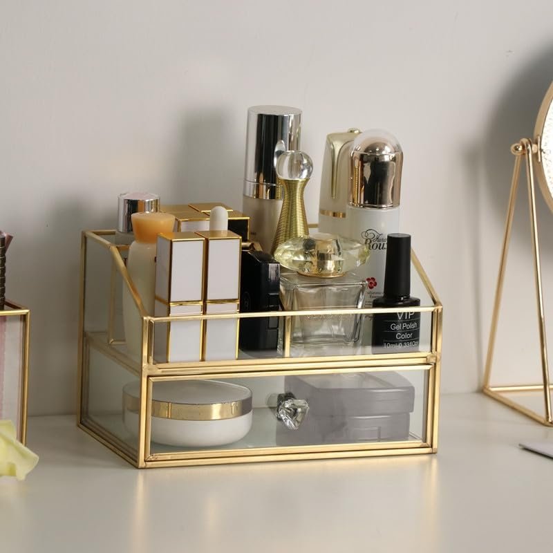 Make-up organizer met lades in goud voor cosmetica, huidverzorging en beautyproducten op kaptafel of in de badkamer