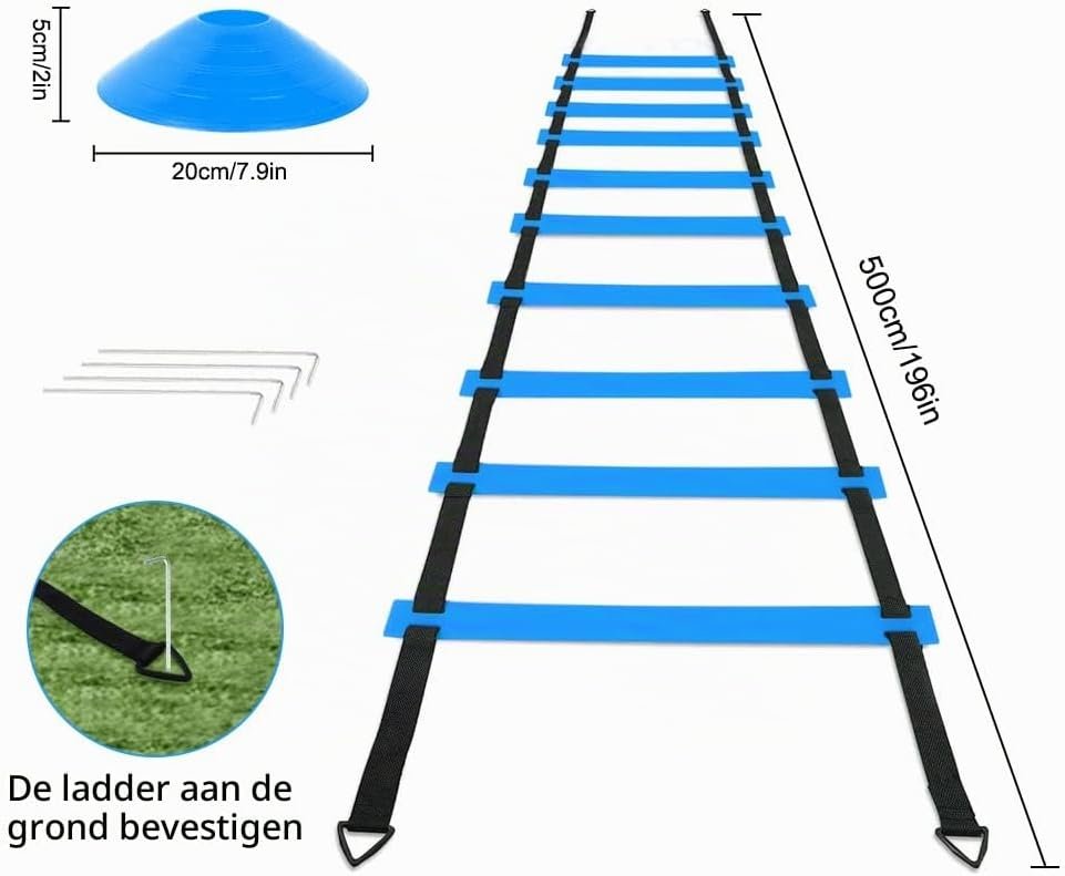 Voetbal trainingsset met blauwe voetbal, trainingskegels en pionnen voor voetbaltraining en techniekontwikkeling