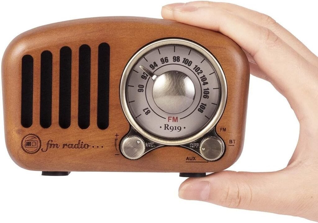 Draagbare retro houten FM-radio in kersenhoutlook met Bluetooth, MP3-speler, SD-kaart en AUX-aansluiting