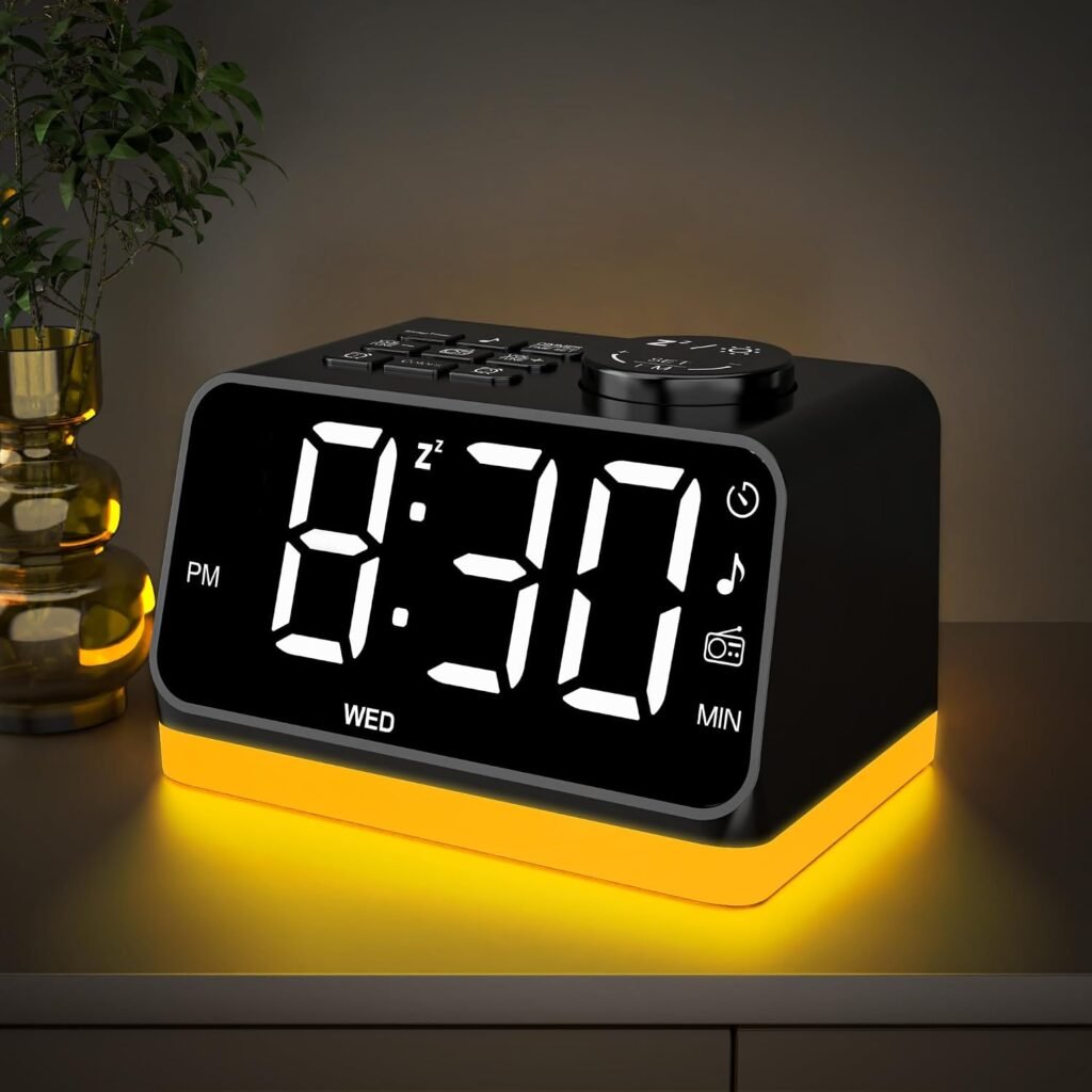 Witte digitale wekker met kleurrijk LED-display, dubbele alarmfunctie, FM-radio, 2 USB-oplaadpoorten en nachtlampje met 8 kleuren