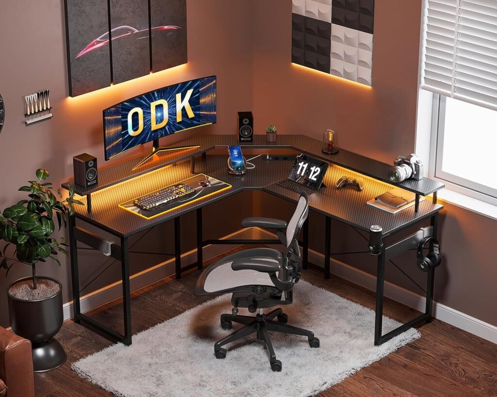 Zwart gaming bureau met LED-verlichting, monitorplank, 2 stopcontacten en 2 USB-oplaadpoorten van 129 x 129 cm